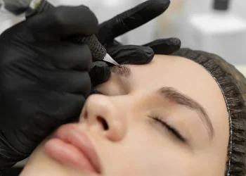 מיקרובליידינג: המדריך המלא לגבות טבעיות, מדויקות ומחמיאות