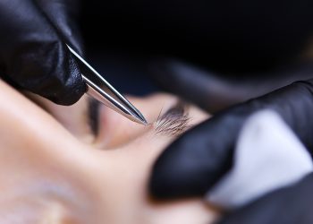 eyebrow-shaping-with-tweezers-by-beauty-profession-2026-01-09-00-59-57-utc אצל נוי מרואלי – מיקרובליידינג, איפור קבוע וקורסים מקצועיים בגבות